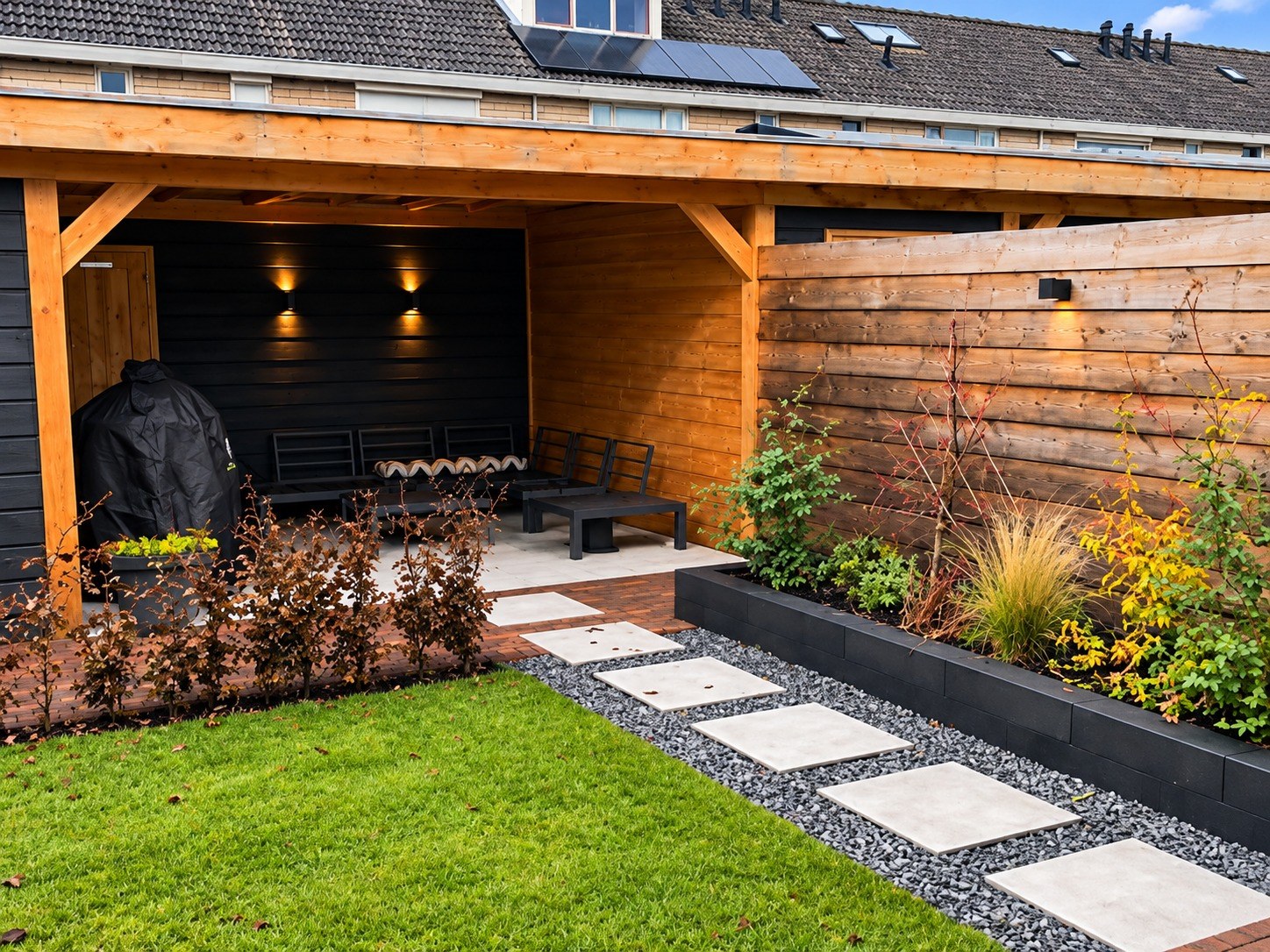 Vernieuwde tuin met overkapping, stapstenen, grind en gazon